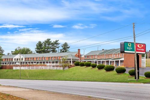 Waynesboro Cabin | Econo Lodge Waynesboro - Skyline Drive