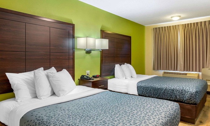 Northwest Heights Hotel | Econo Lodge West - Coors Blvd