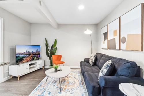 Riverside Apartment | Economy King Bed Suites w Pool, Next to Downtown