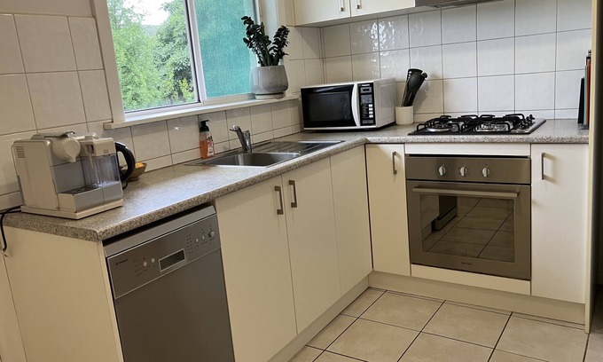 Coburg North House | Edgars Creek Retreat - Cozy Unit in Leafy Coburg. Perfect for couple or family