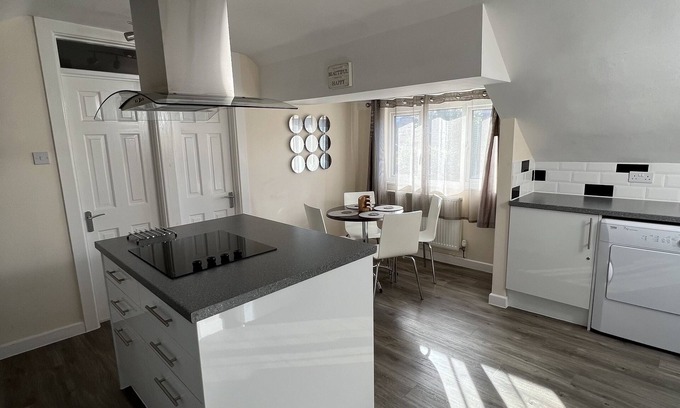Street Apartment | Edge of Glastonbury and Street Town Centre, 2 Bedroom Apt with Parking.
