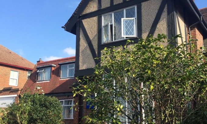 Edgware House | Edgware Bed and Breakfast