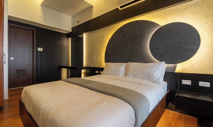 Santolan Condo | Edgy 1BR Loft Ibiza CV - Free Parking - 4 Guests