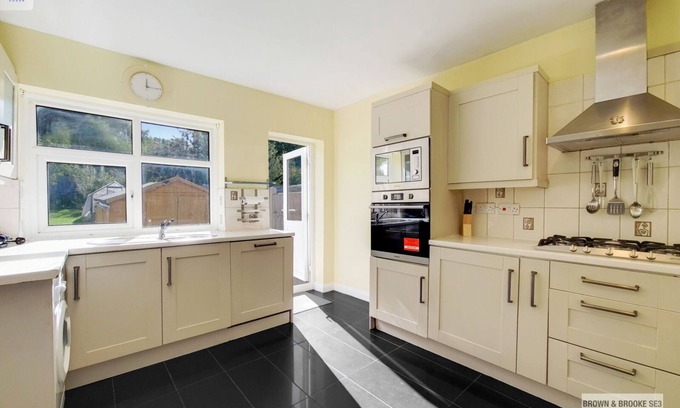 Kidbrooke with Hornfair House | EEJ Charming London 5 Bed Home - Greenwich