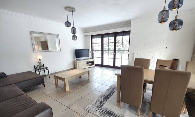 Tongeren House | Een Leuke Locatie om tot Rust te Komen, 3 Slaapkamers, Veranda, Ruime Tuin,
