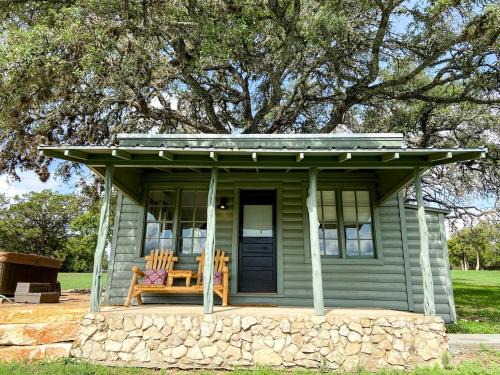 Ingram House | Efficiency-Style Cabin with Spa Lovely for a Couples Escape in Hunt, Texas
