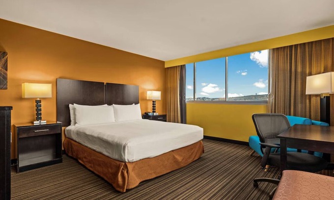 Western Honolulu Hotel | Effortless Airport Access with Swimming Pool & Shuttle | King Bed with City View
