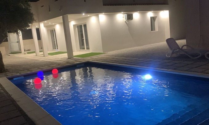 Scoglitti Apartment | Eggplant apartment in villa with swimming pool, sea village Scoglitti.