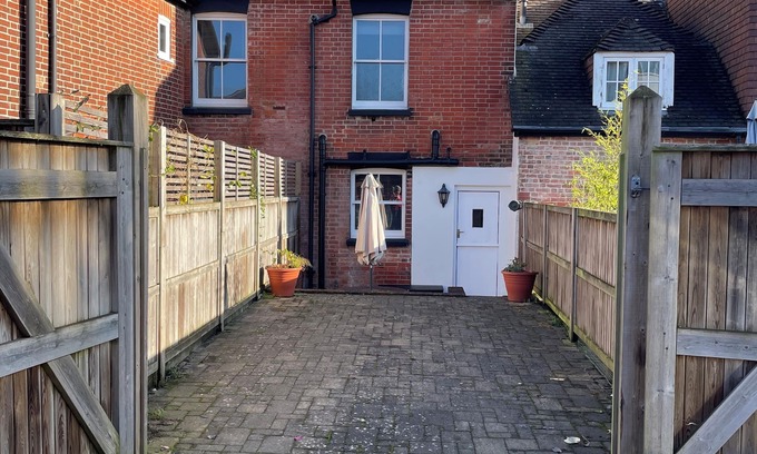 Salisbury House | Eighty-Eight, Cathedral View with Private Parking & EV Charger