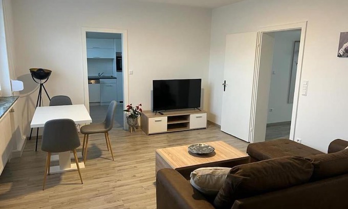 Lubbecke Apartment | Eine modern renovierte Wohnung mit Balkonterrasse.