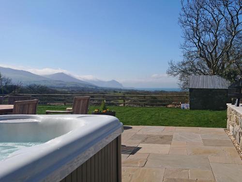 Llanllyfni House | Eithinog Ganol