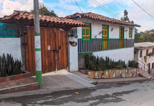 Salento Ski Chalet | El Aguacate - Casa Tipica Cafetera Colombiana