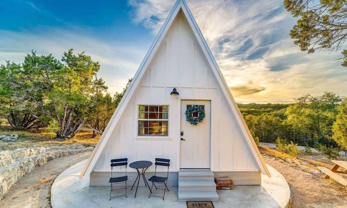 Dripping Springs Cabin | El Corazon Summary: D