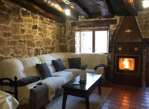 Orbaneja del Castillo House | El Salto del Agua