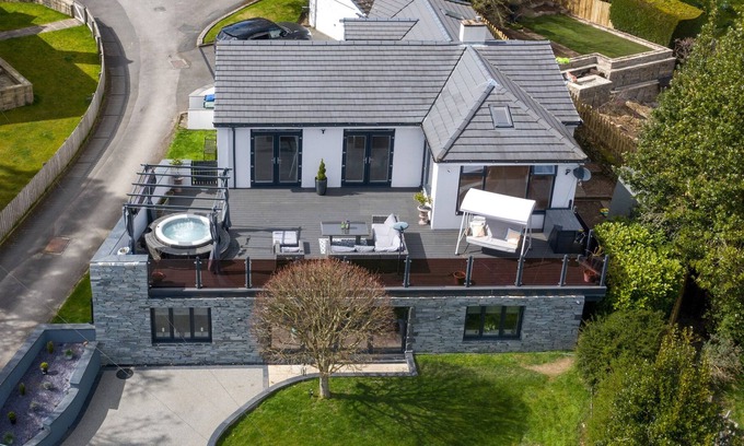 Eldwick Cottage | ELDWICK VILLA, pet friendly, luxury holiday cottage in Bingley