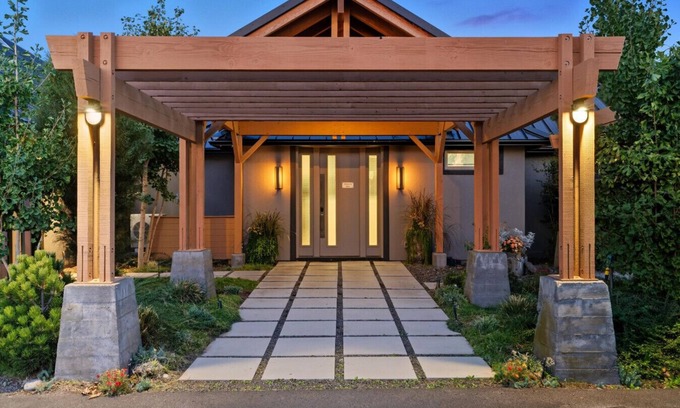 Walla Walla House | Eleanor`s Suite - Walk to Caprio Cellars