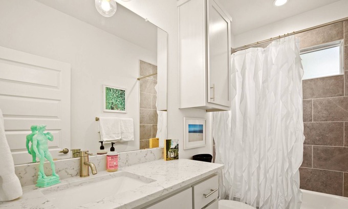 South Manchaca House | Electric Pink Palace ATX - less than 5 miles to DT