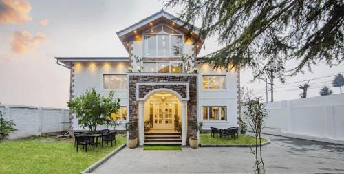 Sudarbal Hotel | Elegance in Nigeen