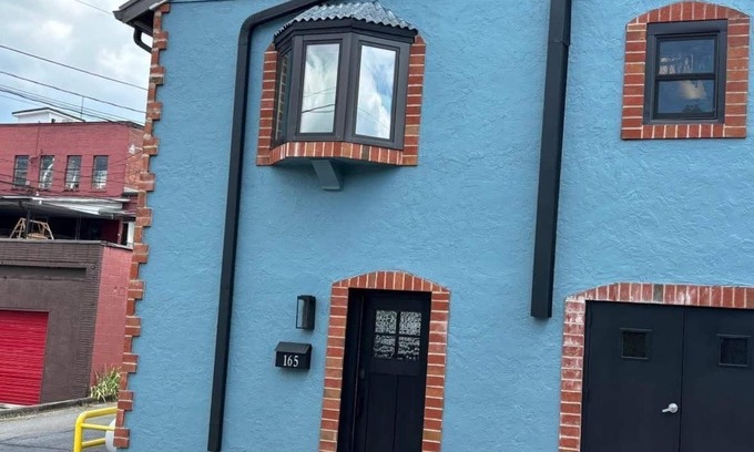 Waynesville Apartment | Elegant 1 bdrm dog-friendly apt right off Main. Walk to 50+ restaurants/shops.