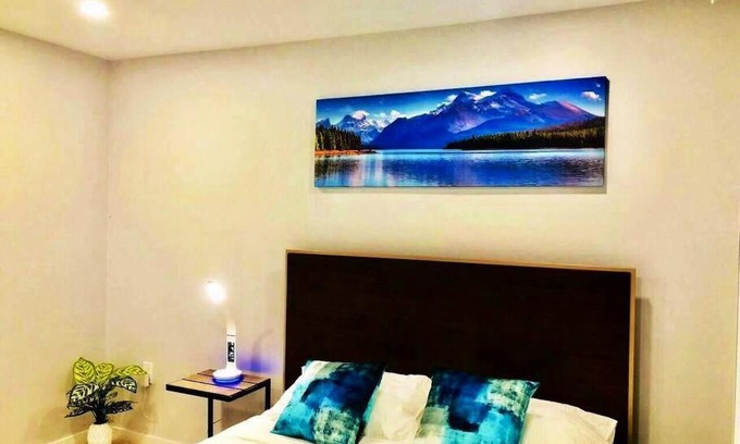 South Surrey Apartment | Elegant 1 bedrm, kitchen near Vancouver.