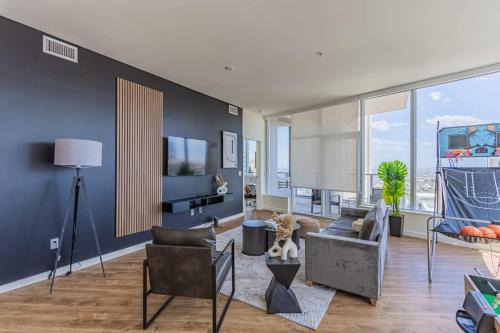 Downtown Phoenix Apartment | Elegant 28th Floor High Rise, Gym, Parking, Pool, Golf