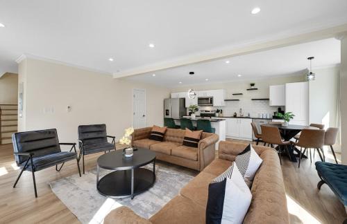 Maple Hill House | Elegant 2Story Bloomfield 3 Kings 2 Queens