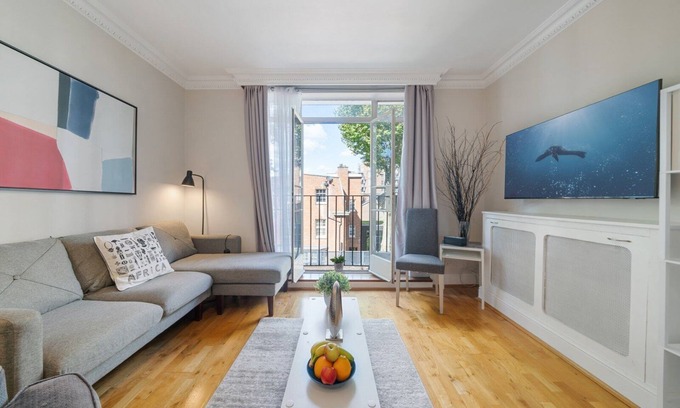Lancaster Gate Apartment | Elegant 3-bed home with balcony