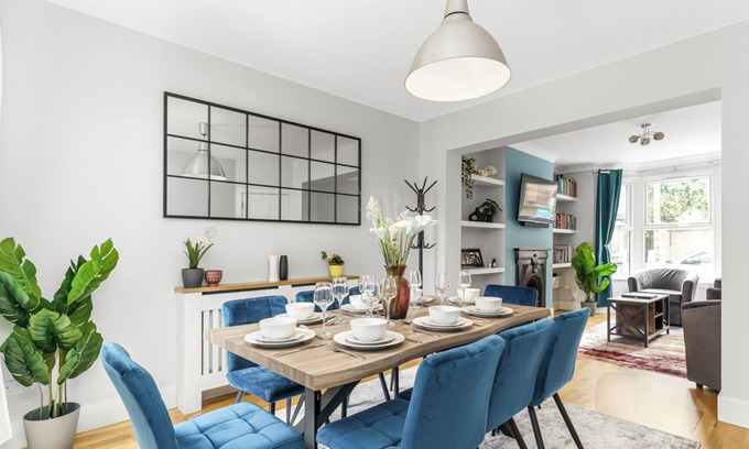 Lee Green House | Elegant 4 bedroom family home with easy access into London. Parking included!