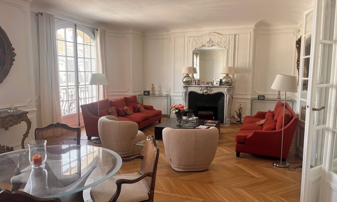 Quartier de la Plaine-de-Monceaux Apartment | Elegant 4 bedrooms with space & view close to Parc Monceau and Arc de Triomphe.