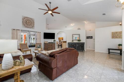 Interchange Square Apartment | Elegant 4BR Pool Sanctuary - Ideal for Work or Play!