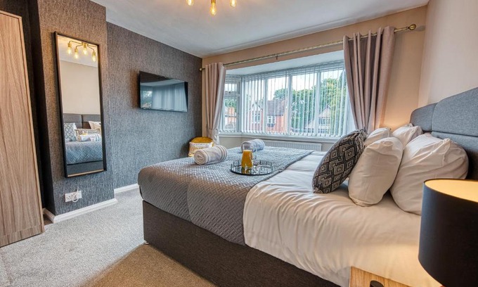 Shirley House | Elegant 5 Bed House - Sleeps 9, Central Solihull, NEC, JLR, HS2, Resorts World, Airport Business and Leisure Stays,