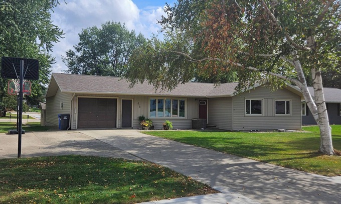 Sioux Center House | Elegant 5-bedroom house in Sioux Center near Dordt University and downtown.
