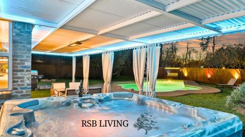 Farmers Branch Villa | Elegant 5BR 2,5BA Holiday Home with Pool, Jacuzzi, BBQ, and Cinema Room