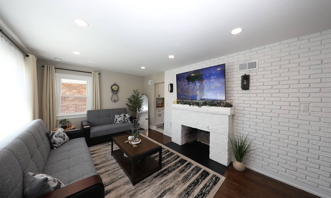 Oak Lawn House | Elegant and Cozy 2 Bedroom Recently Renovated Home