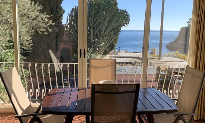 Mazzaro Apartment | Elegant apartment in the heart of Taormina mare with spectacular views!