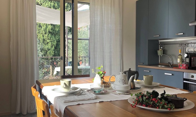 Garda Villa | Elegant apartment, villa surrounded by greenery a stone's throw from the lake and the village
