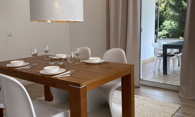 Hanau Apartment | Elegant apartment with balcony and outdoor seating area with two parking spaces