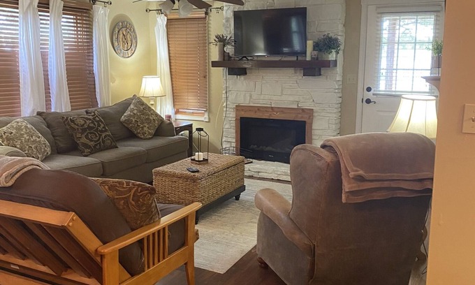 Lebanon House | Elegant Cammi’s Retreat in the perfect location