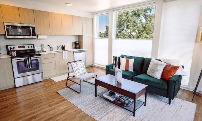 Wallingford Condo | ✨️Elegant City Suite✨️Cozy Rooftop ✨Greenlake & UW