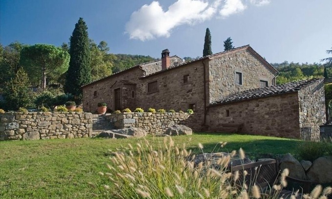 Cortona Villa | Elegant & Comfortable Tuscany Farmhouse Villa in Cortona Italy
