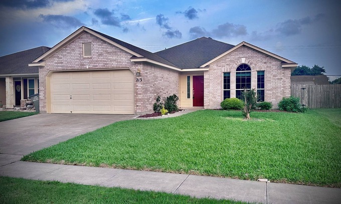 Victoria House | Elegant cozy cottage located in the heart of Victoria, Texas,