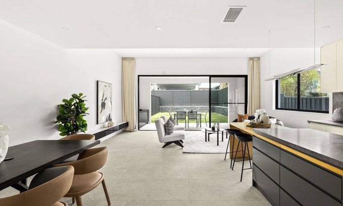 Picnic Point House | Elegant Designer House - Family & Pet Friendly