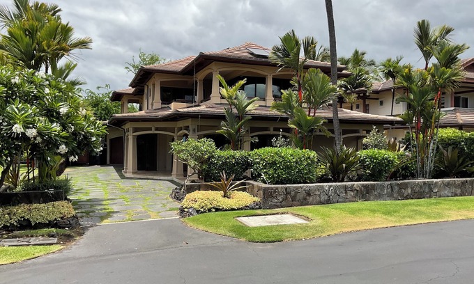 Kahaluu-Keauhou House | Elegant Giant Oceanfront Estate - steps to Magic Beach with pool, sub zero