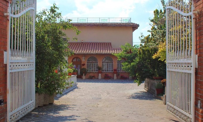 Gualdo Tadino House | Elegant guesthouse in the historic center