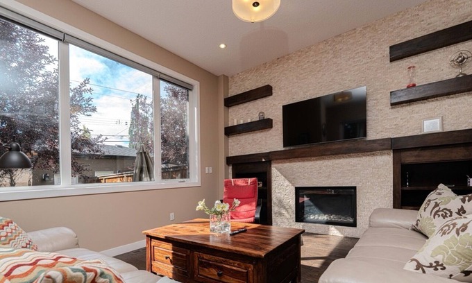 Banff Trail House | Elegant home Near UofC | 2King+2Queen