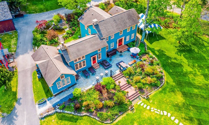 Franklin Springs Other | Elegant home with two living areas, a furnished patio, & wood fireplace