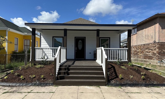 Galveston House | Elegant large front porch home only minutes away from both the Port & Seawall