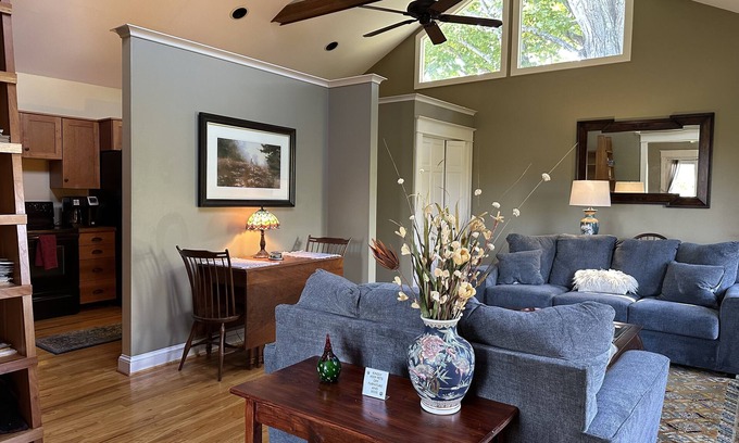 Lexington Apartment | Elegant & Modern Carriage House at Twin Maple Farm