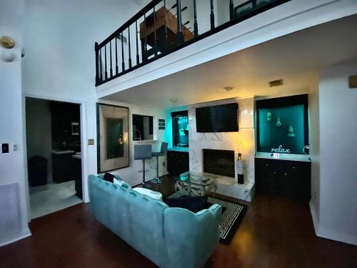 Tougaloo House | Elegant Parisian Home near Fondren