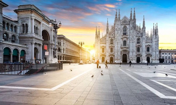 Central Station Apartment | Elegant Penthouse with Perimeter Terrace and Panoramic Views in Milan